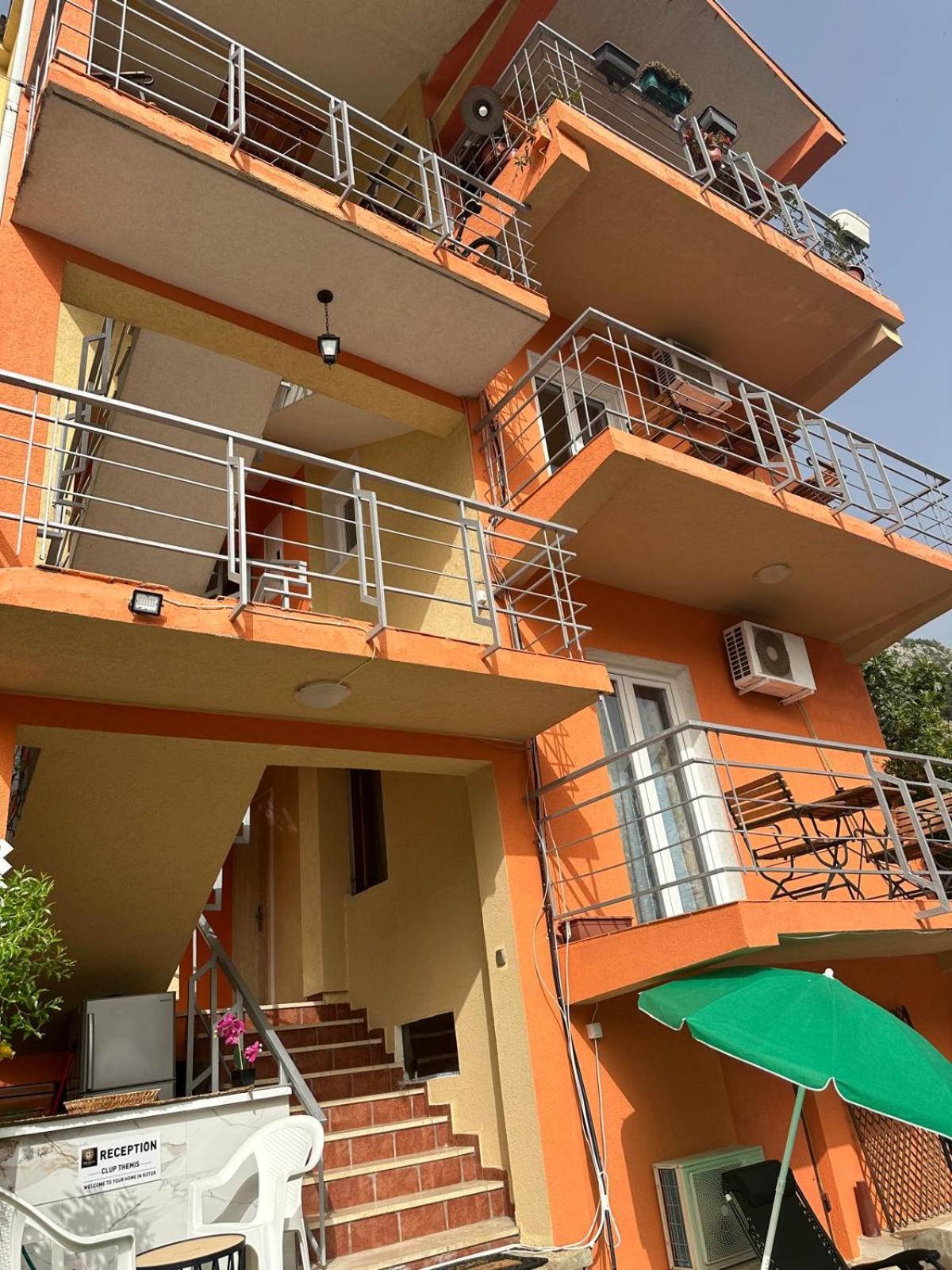 Themis Apart Hotel Kotor Extérieur photo